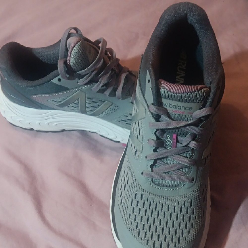 New Balance Gray Athletic Shoes with Breathable Mesh and Padded Collar